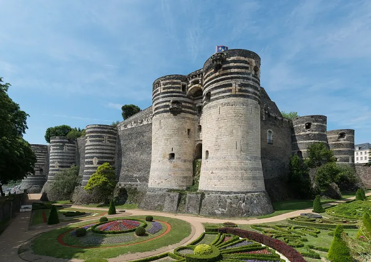 Le château d'Angers vu du sud : sa muraille rayée de schiste et de calcaire et ses grosses tours.