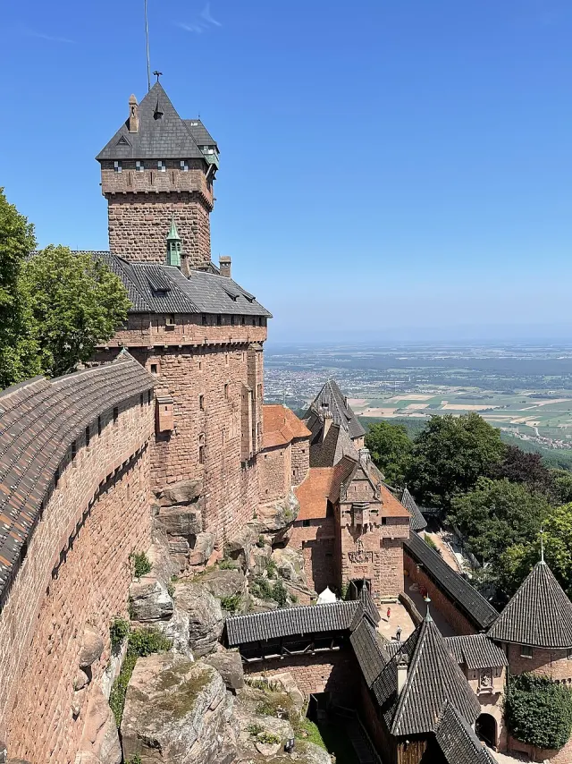 Le château du Haut-Kœnigsbourg sur son éperon, au-dessus de la plaine d'Alsace.