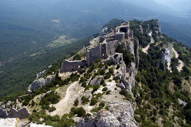 Les ruines du château de Peyrepertuse, perchées sur une crête calcaire.
