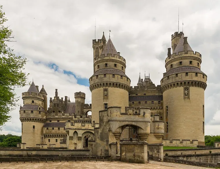 Le château de Pierrefonds, quadrilatère flanqué de grosses tours d'angle.